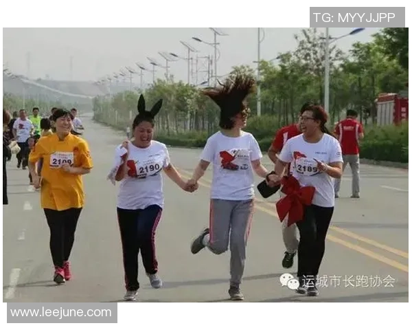 羽毛球场上的追梦旅程：赵娜的奋斗与成长故事